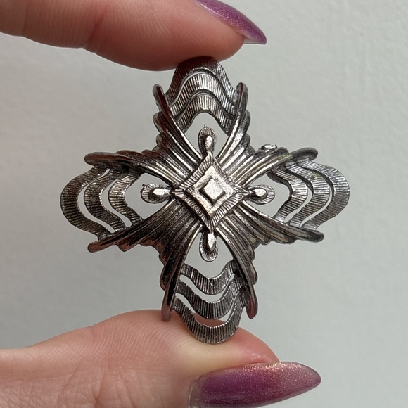 Vintage Jewelry - Vintage Silver Tone Ornate Abstract Filigree Brooch